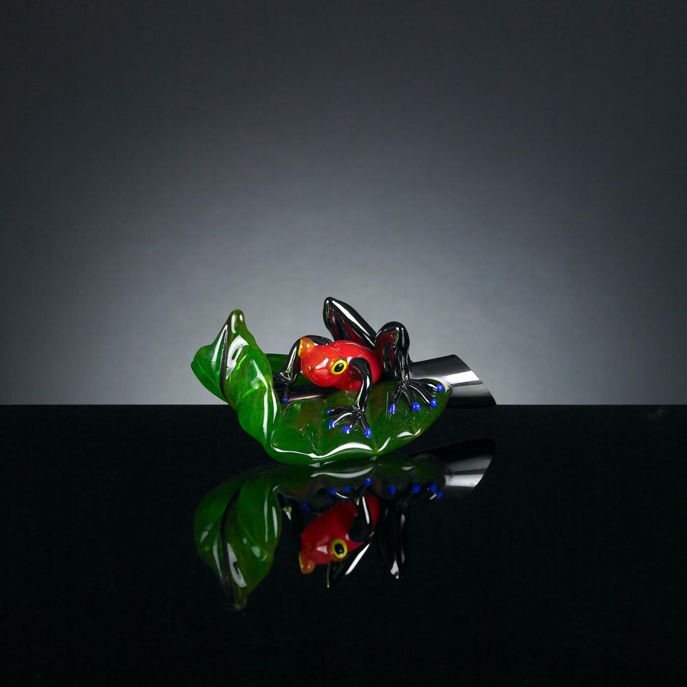 Figurine grenouille rouge sur feuille