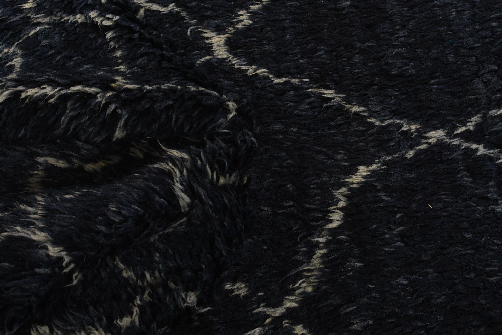Tapis Berbère Noir & Blanc à Poil Long