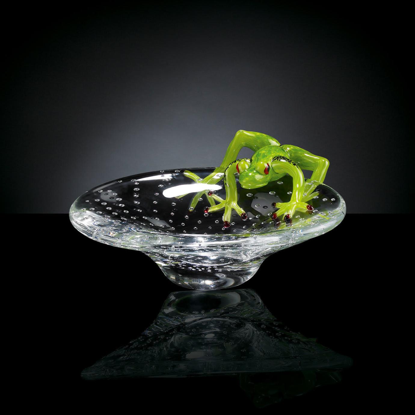 Coupe en verre avec grenouille
