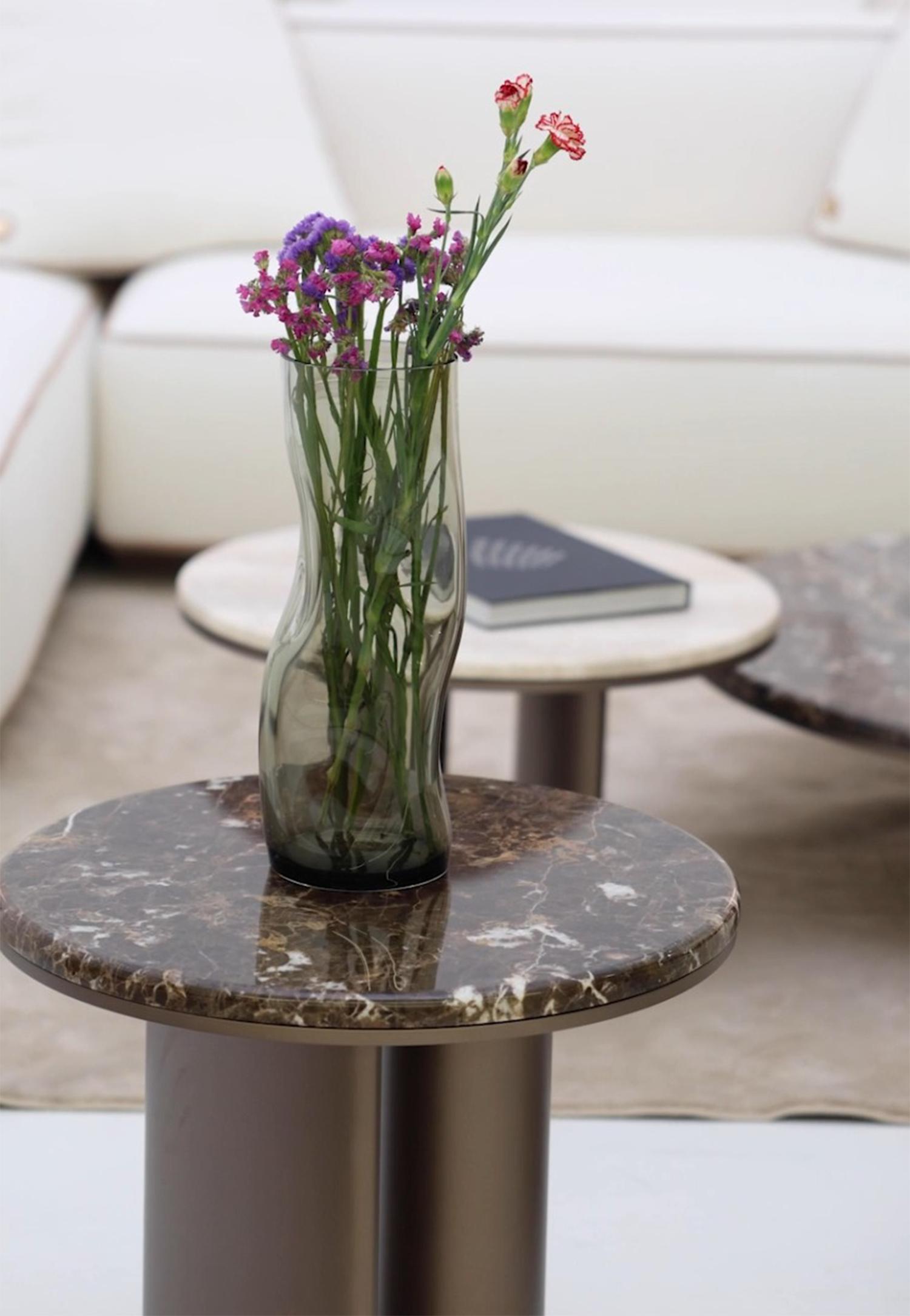 Table basse ronde Bon Ton avec base foncée