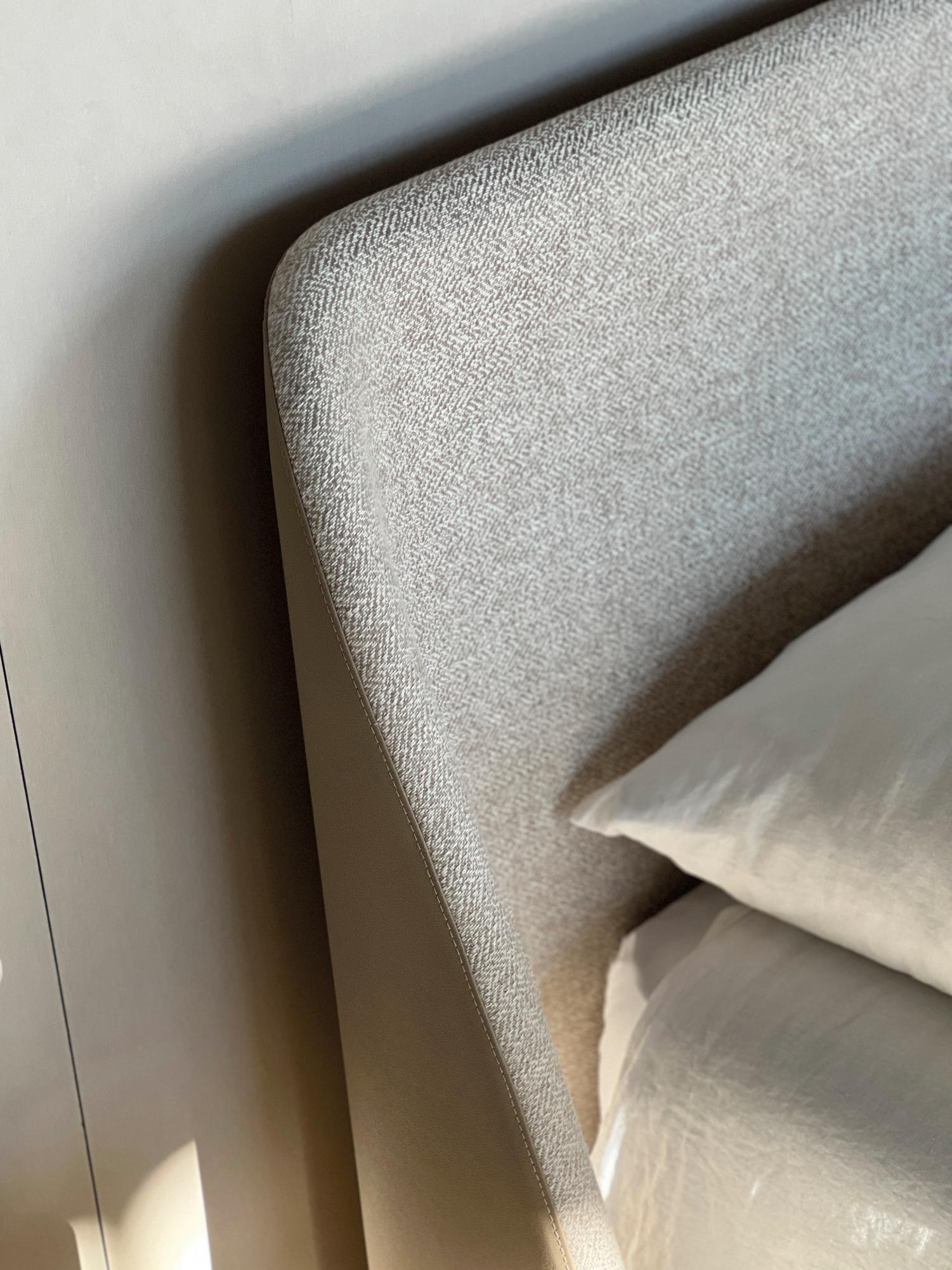 Lit tapissé en tissu beige Atlas