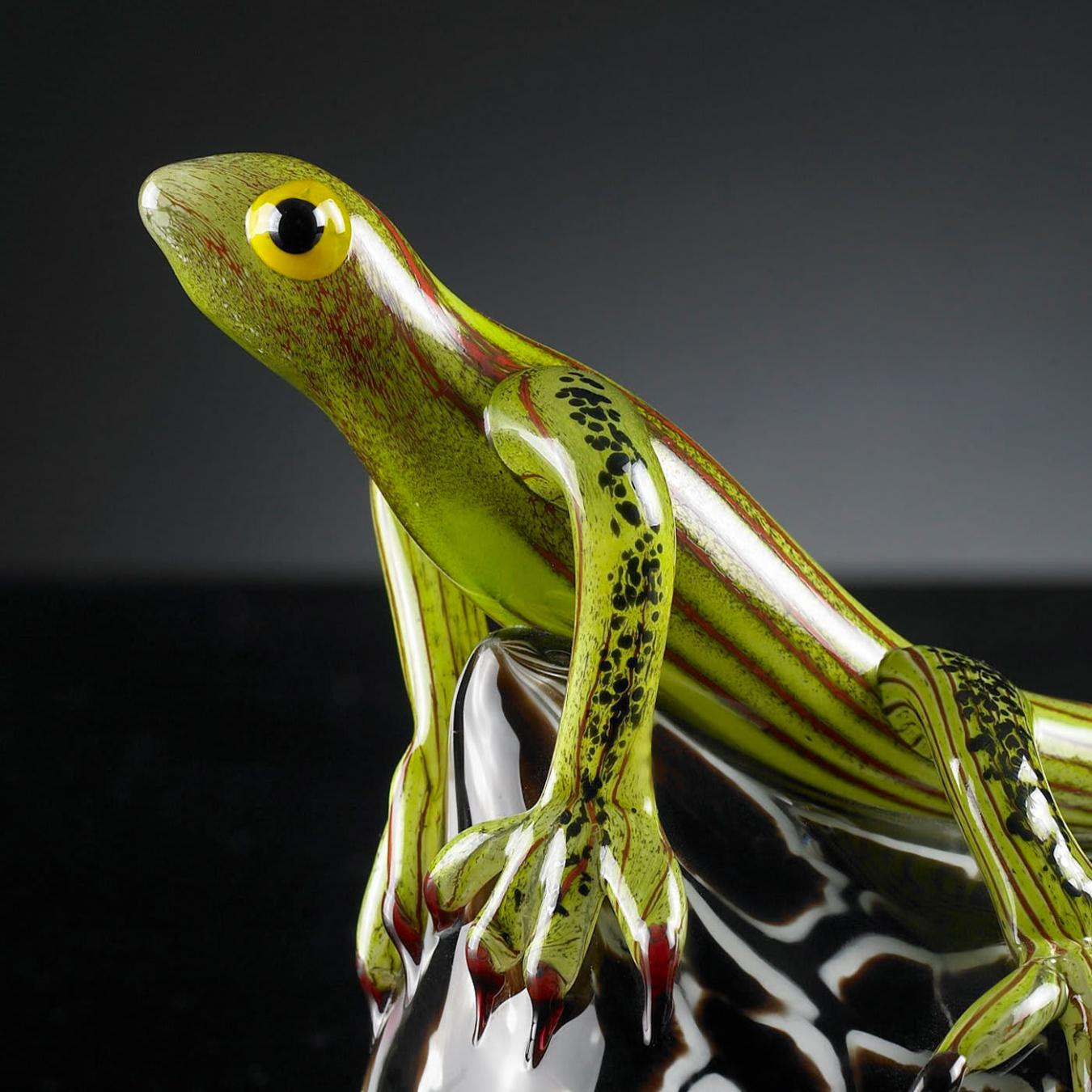 Sculpture lézard sur pierre