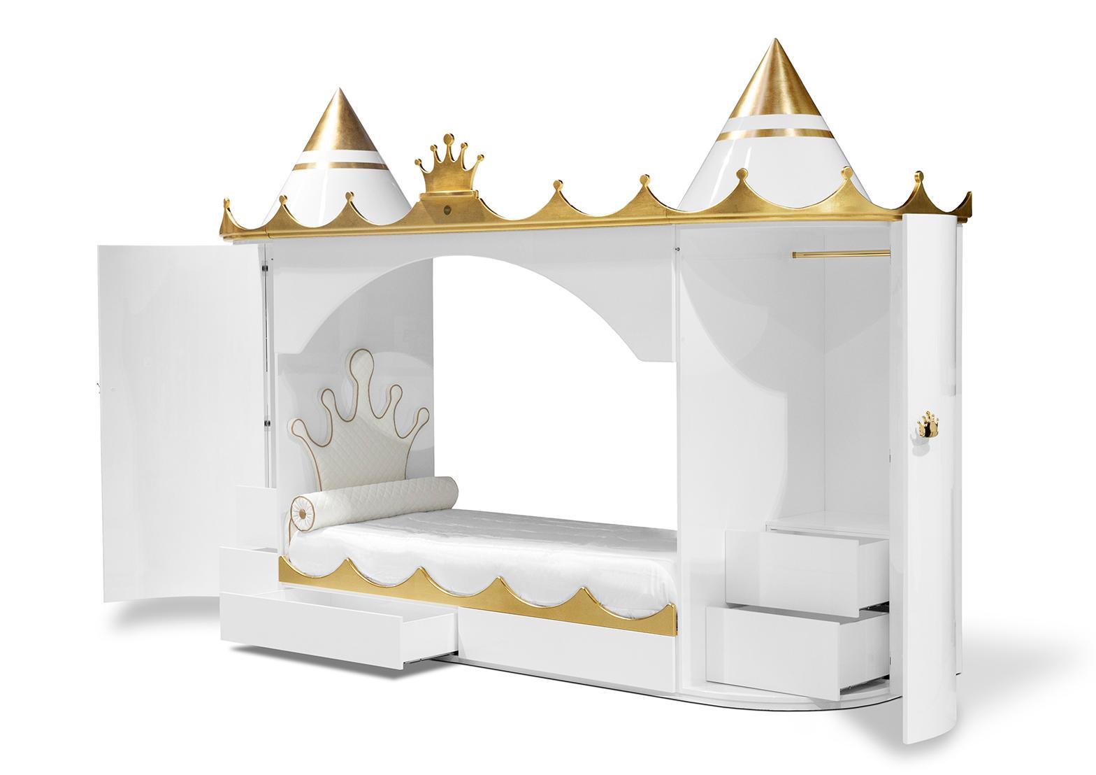 Lit Kings & Queens Castle