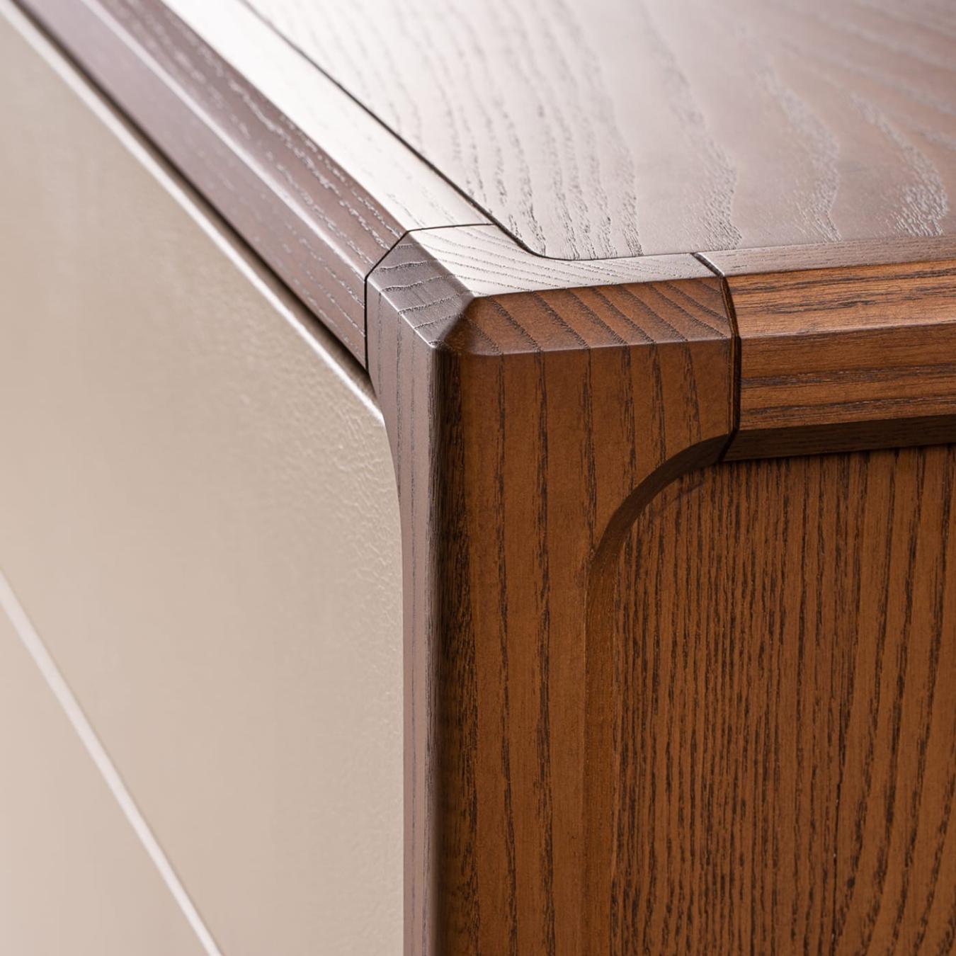 Commode en cuir