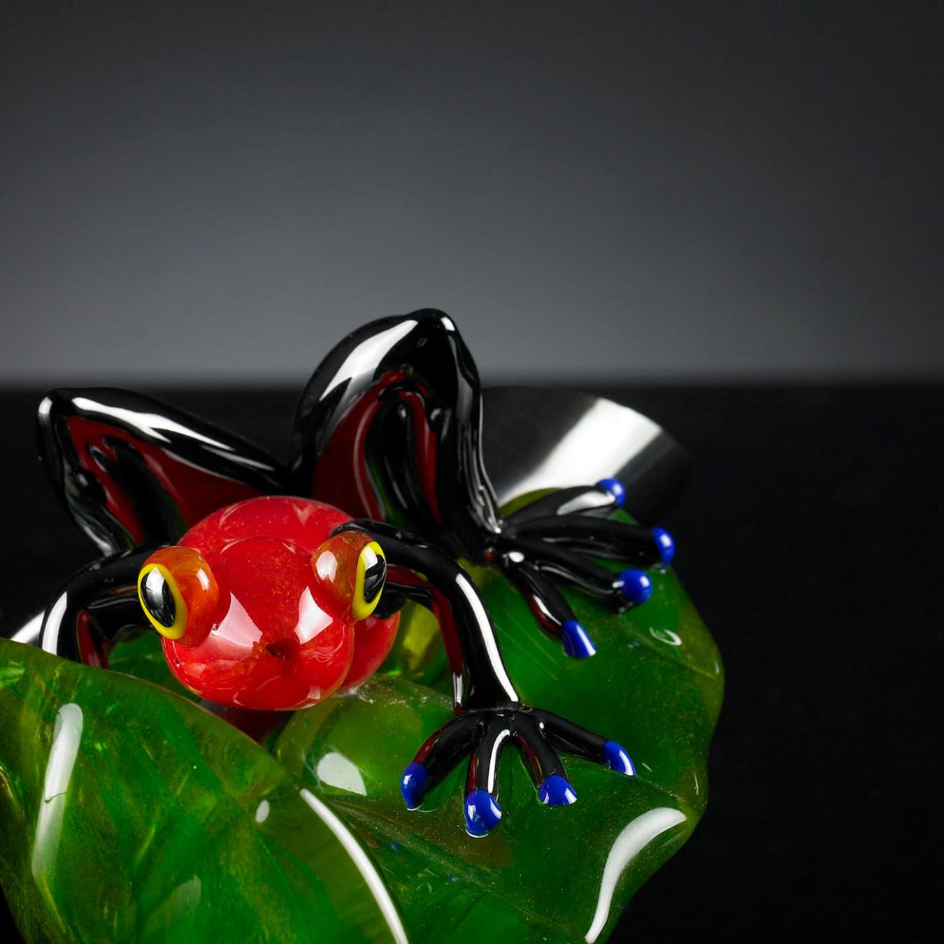 Figurine grenouille rouge sur feuille