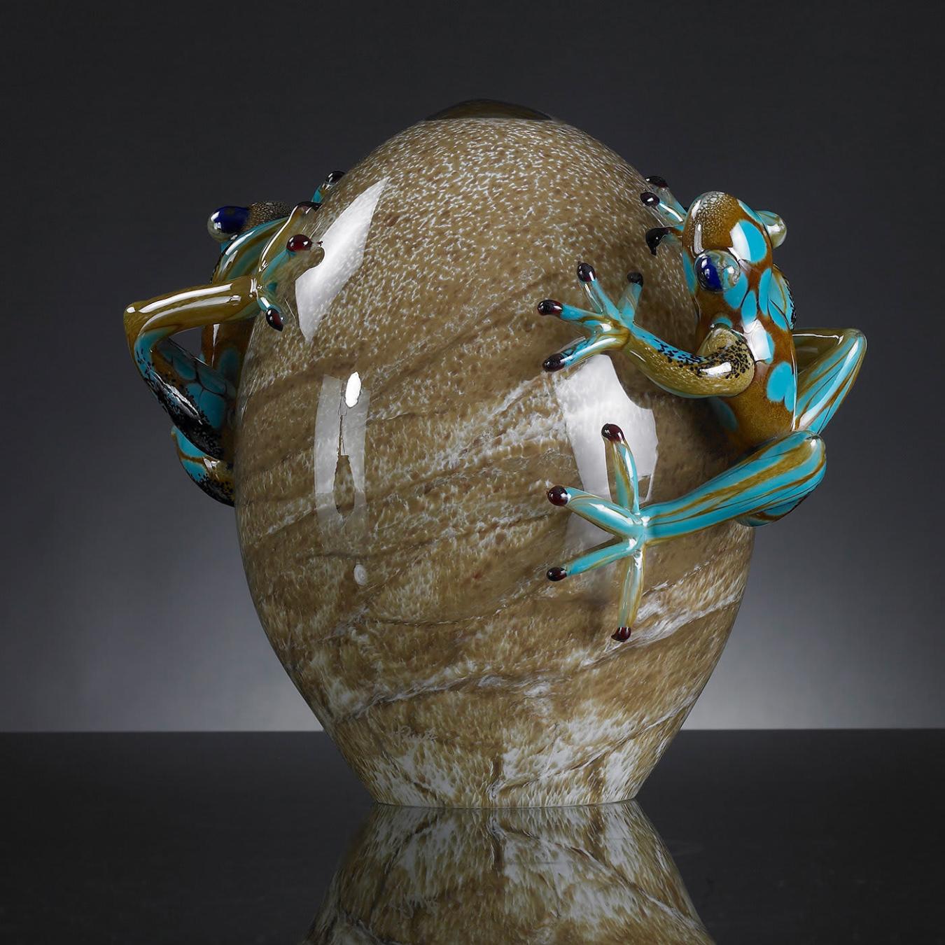 Figurine œuf en verre avec grenouilles