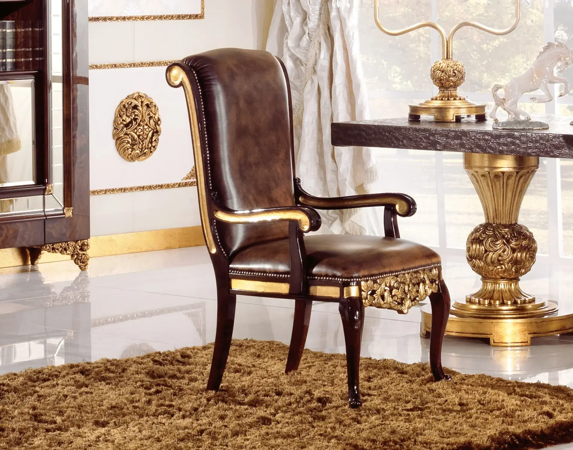 Chaise Classique En Cuir avec Accoudoirs