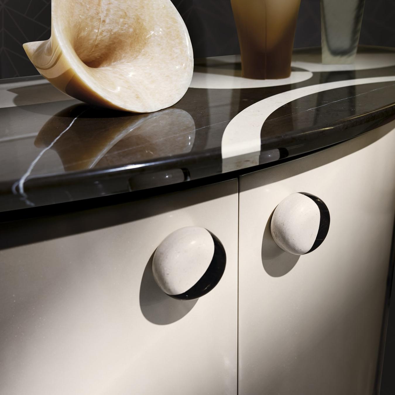 Console galbée avec plateau en marbre et base laquée
