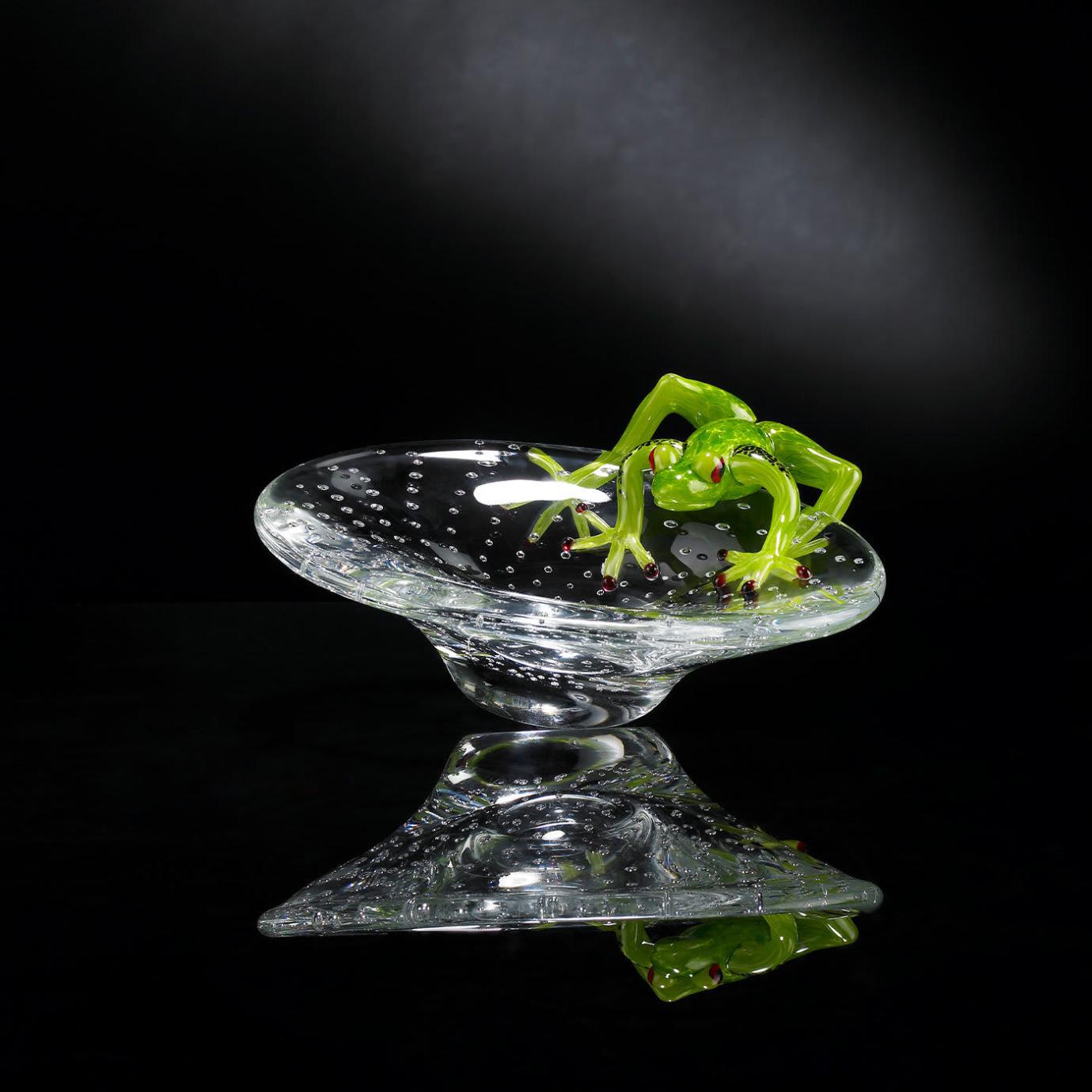 Coupe en verre avec grenouille