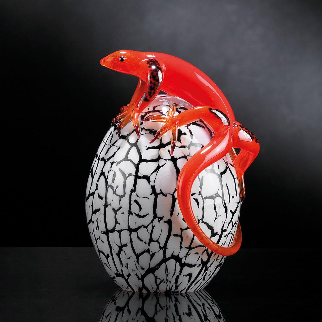 Figurine œuf en verre avec gecko