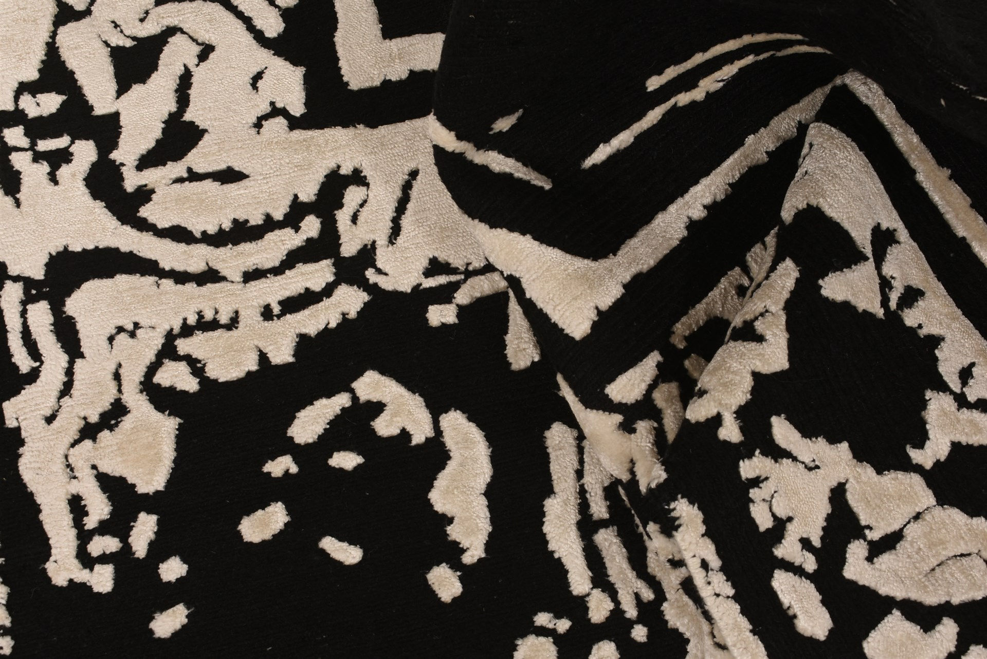 Tapis Indien Noir & Blanc en Soie de Bambou