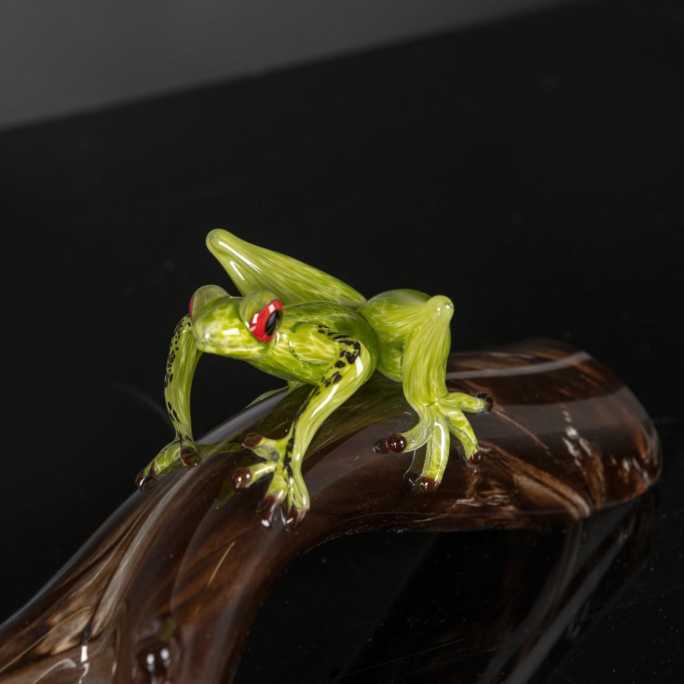 Figurine grenouille en verre sur branche