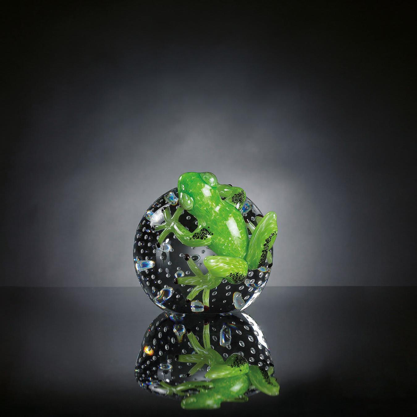 Figurine grenouille verte sur sphère