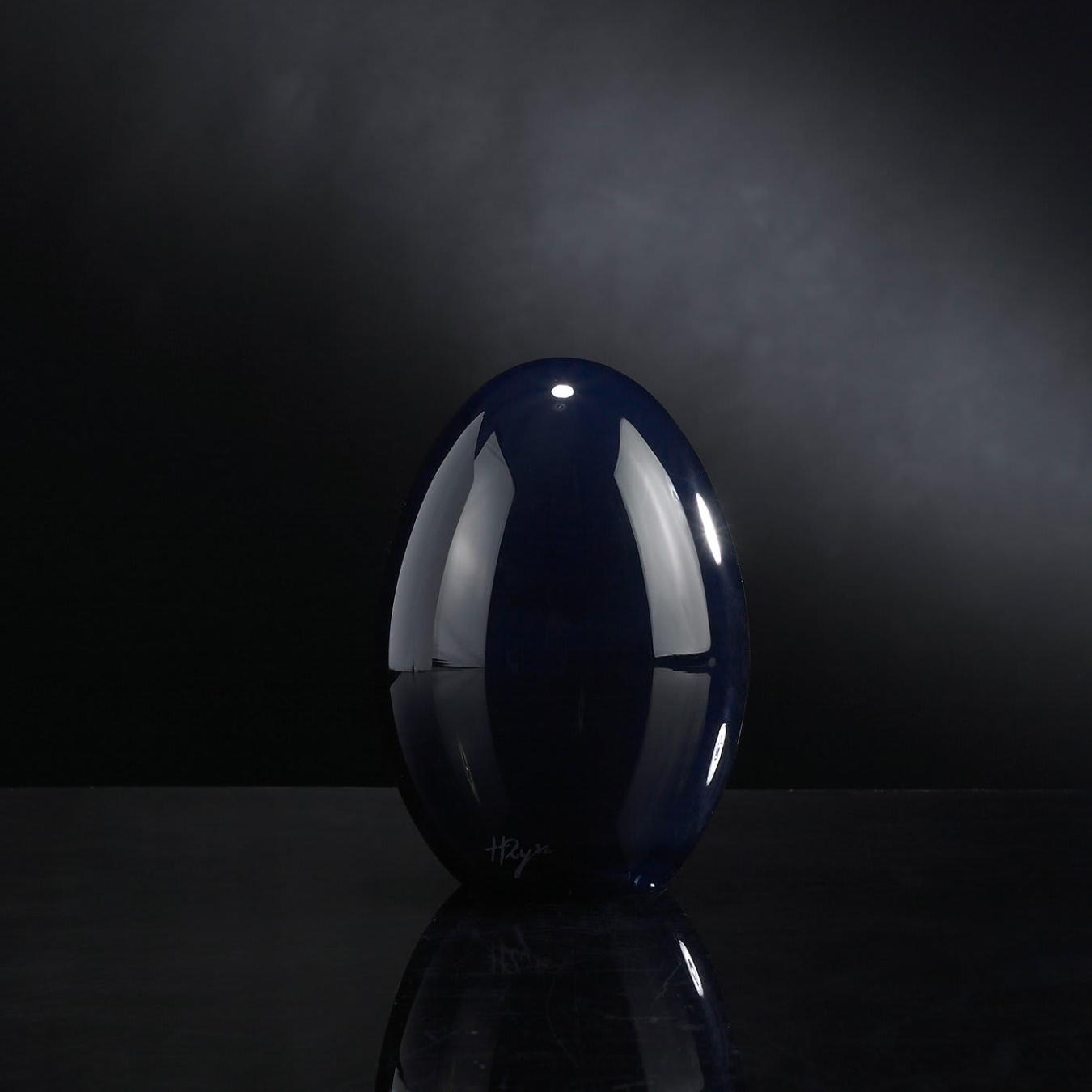Petit œuf en verre noir