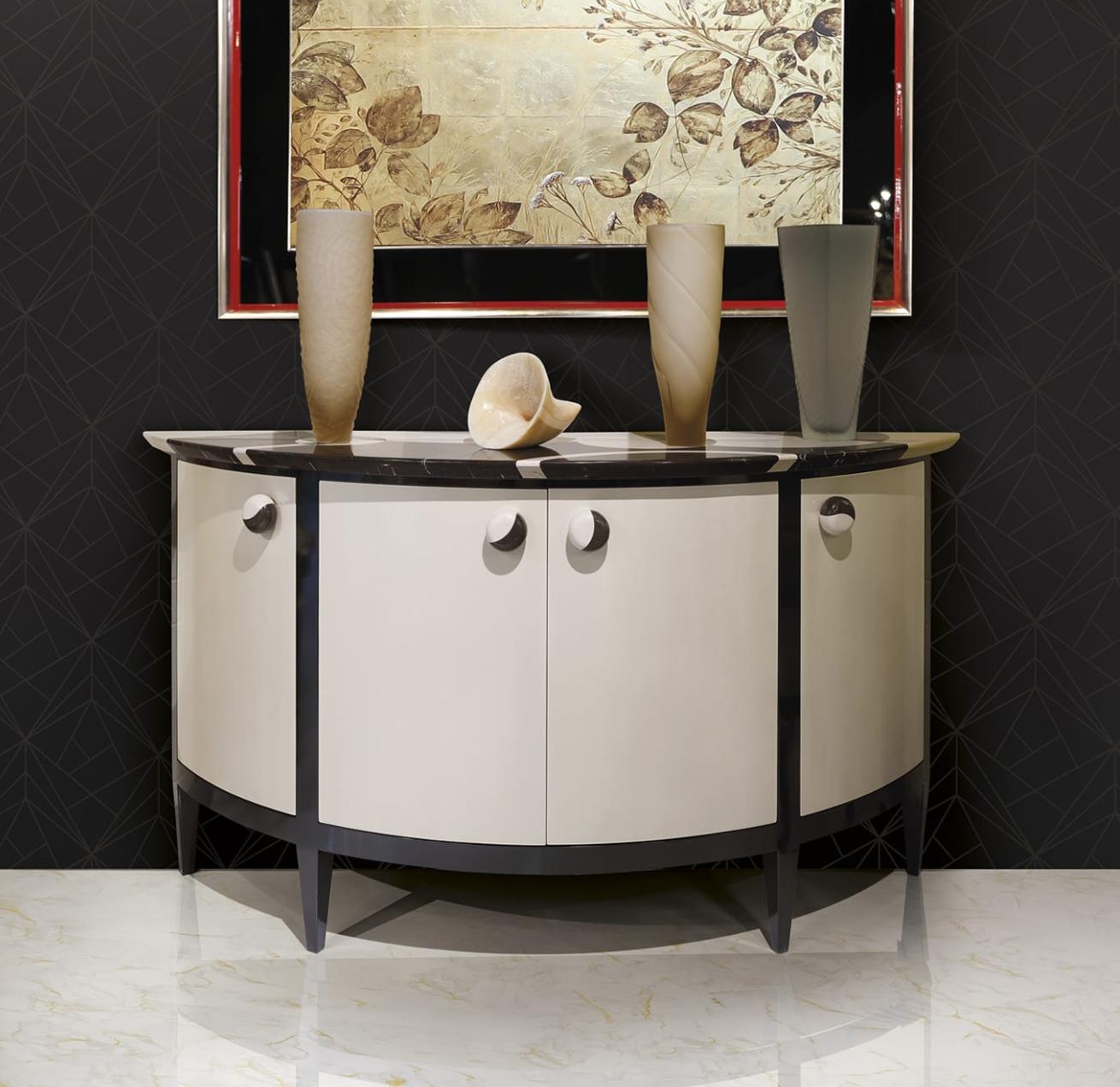 Console galbée avec plateau en marbre et base laquée