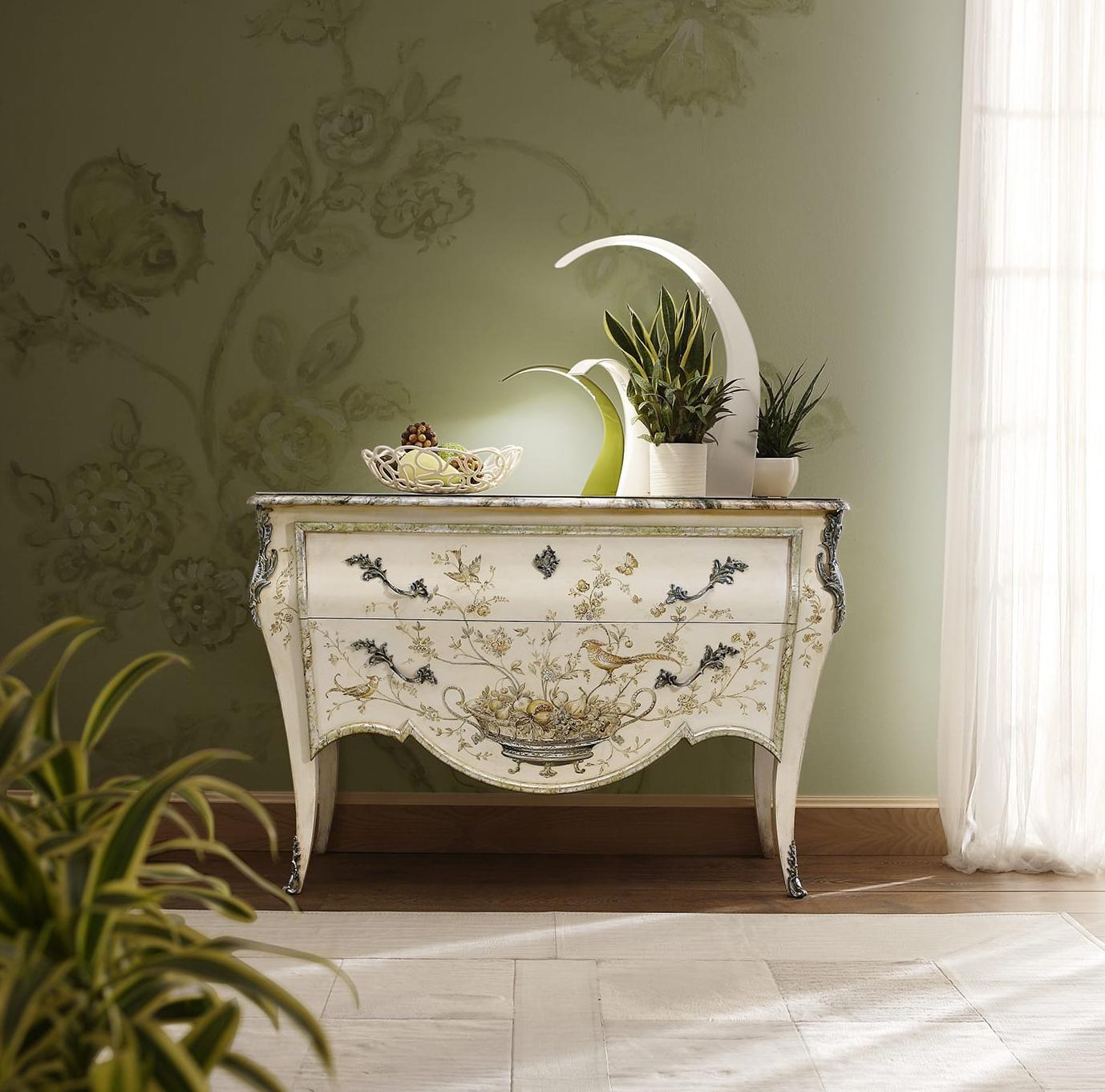 Commode de style baroque avec finition bois peint