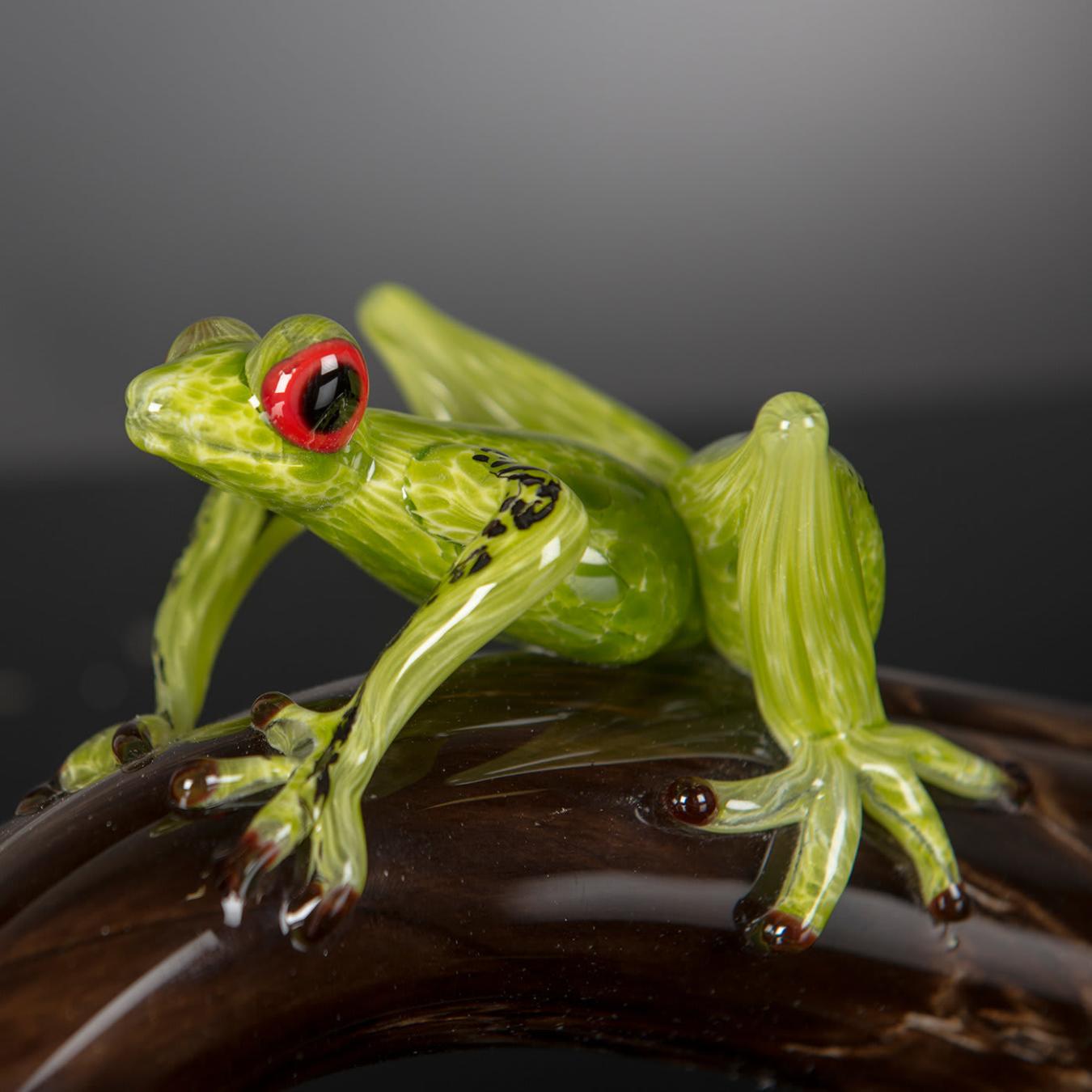 Figurine grenouille en verre sur branche