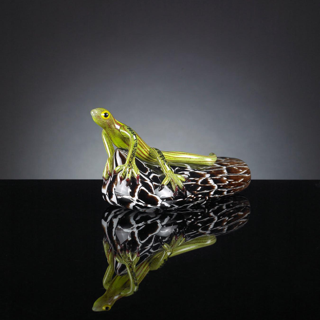 Sculpture lézard sur pierre