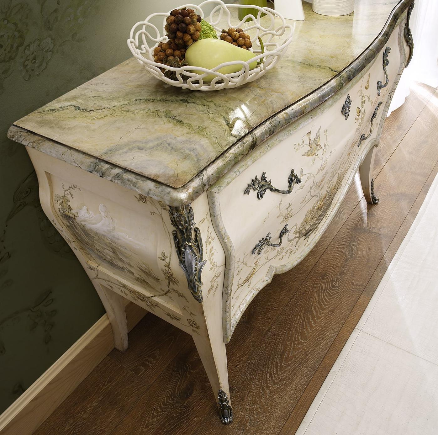 Commode de style baroque avec finition bois peint