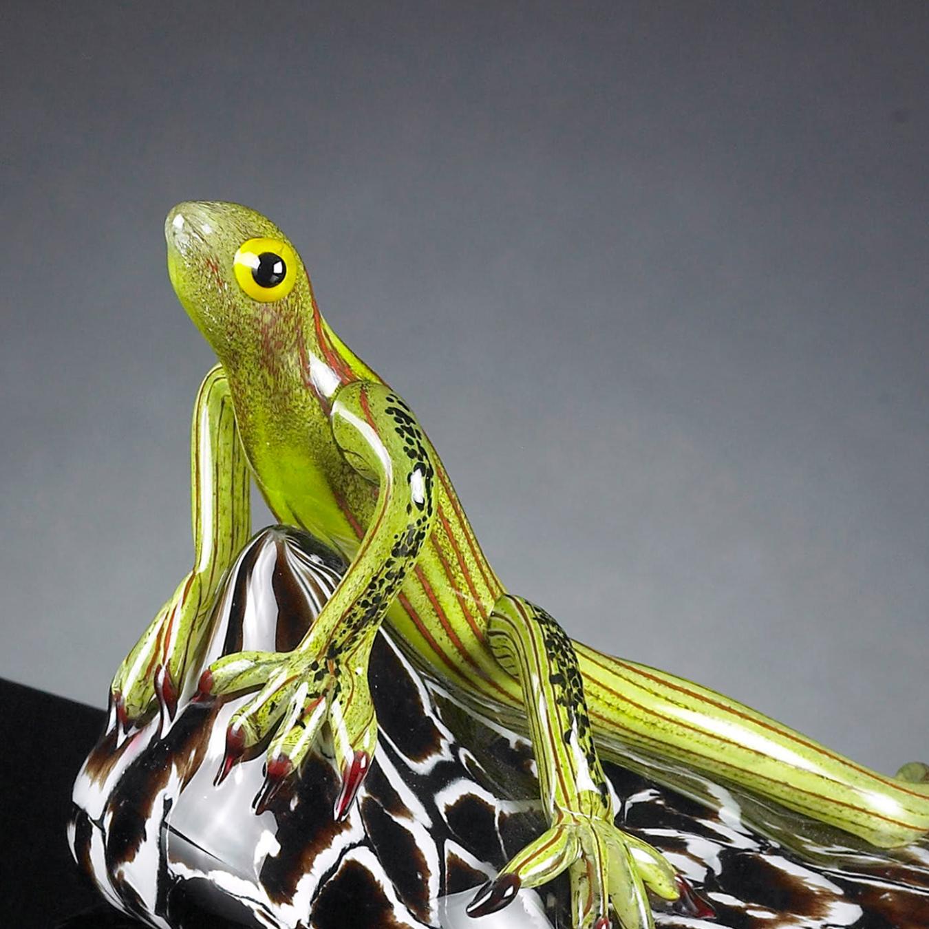 Sculpture lézard sur pierre