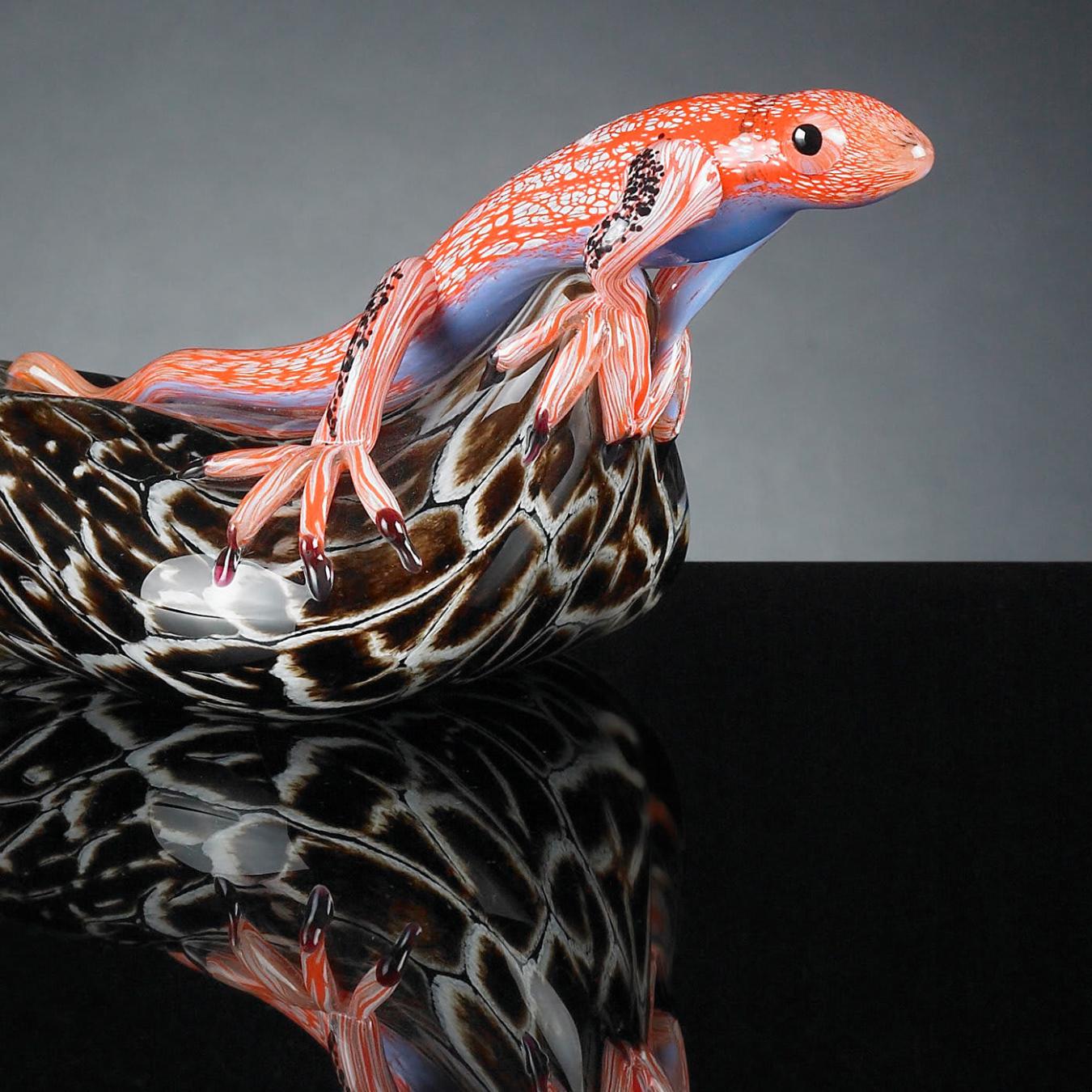 Figurine lézard sur pierre foncée