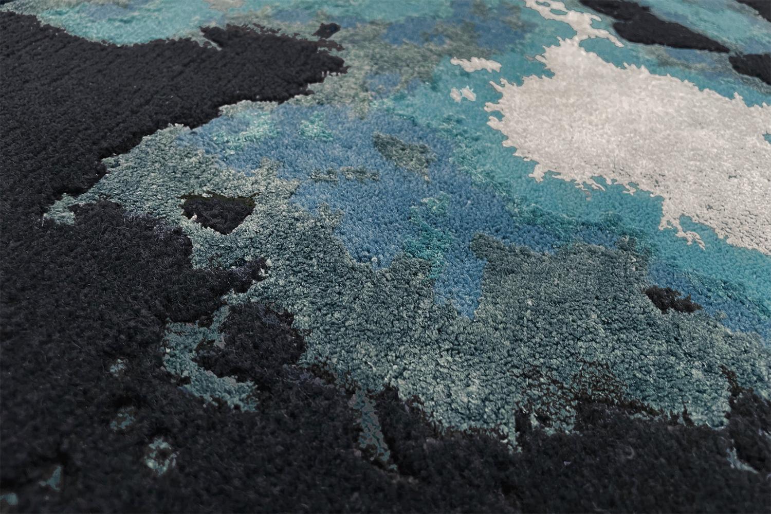 Tapis Behind