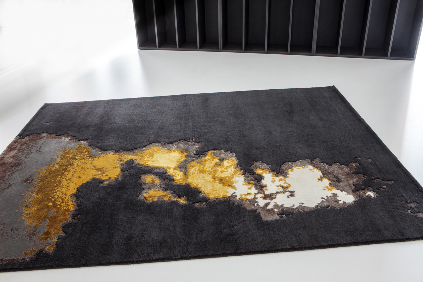 Tapis Behind