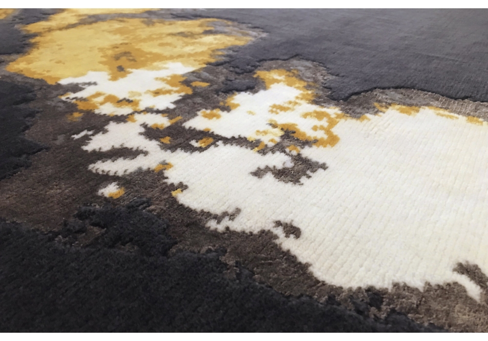 Tapis Behind