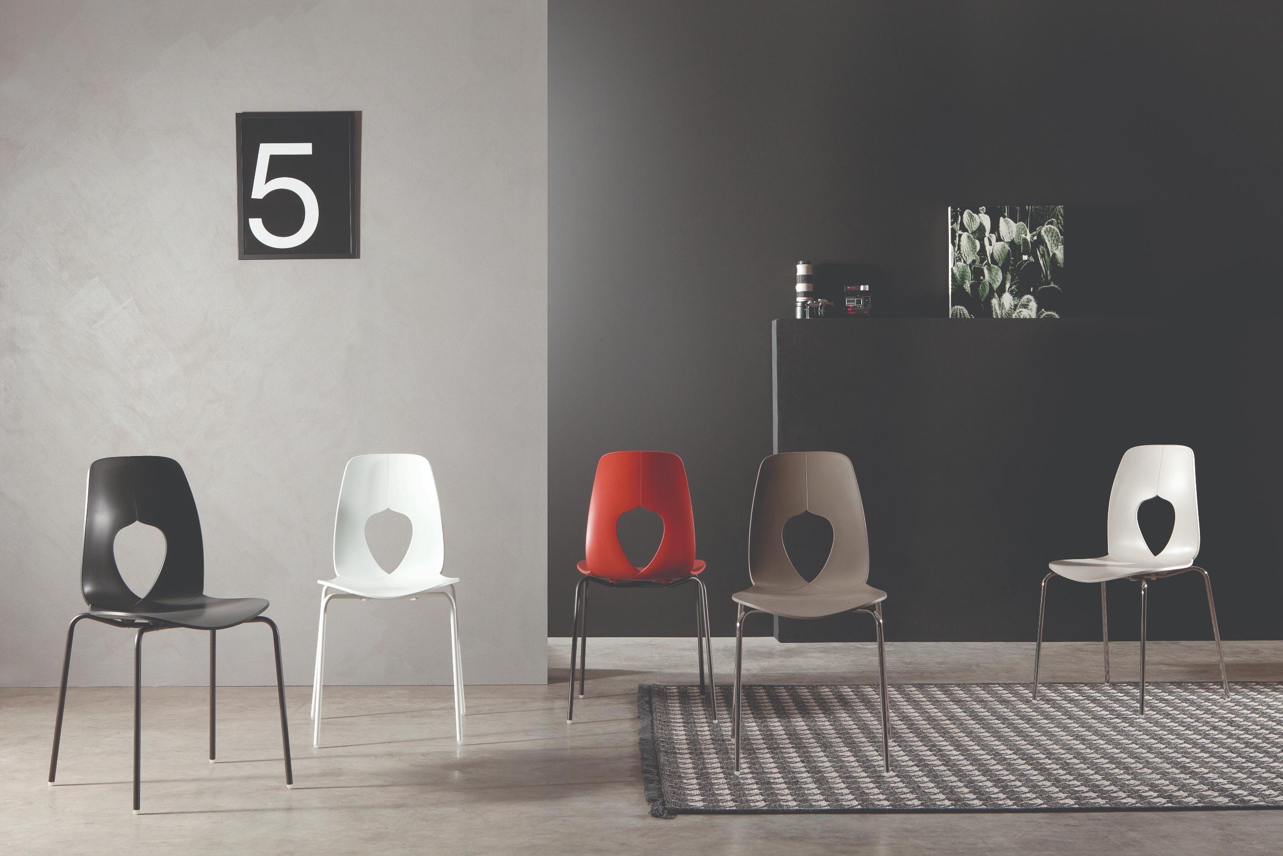 Chaise Hole