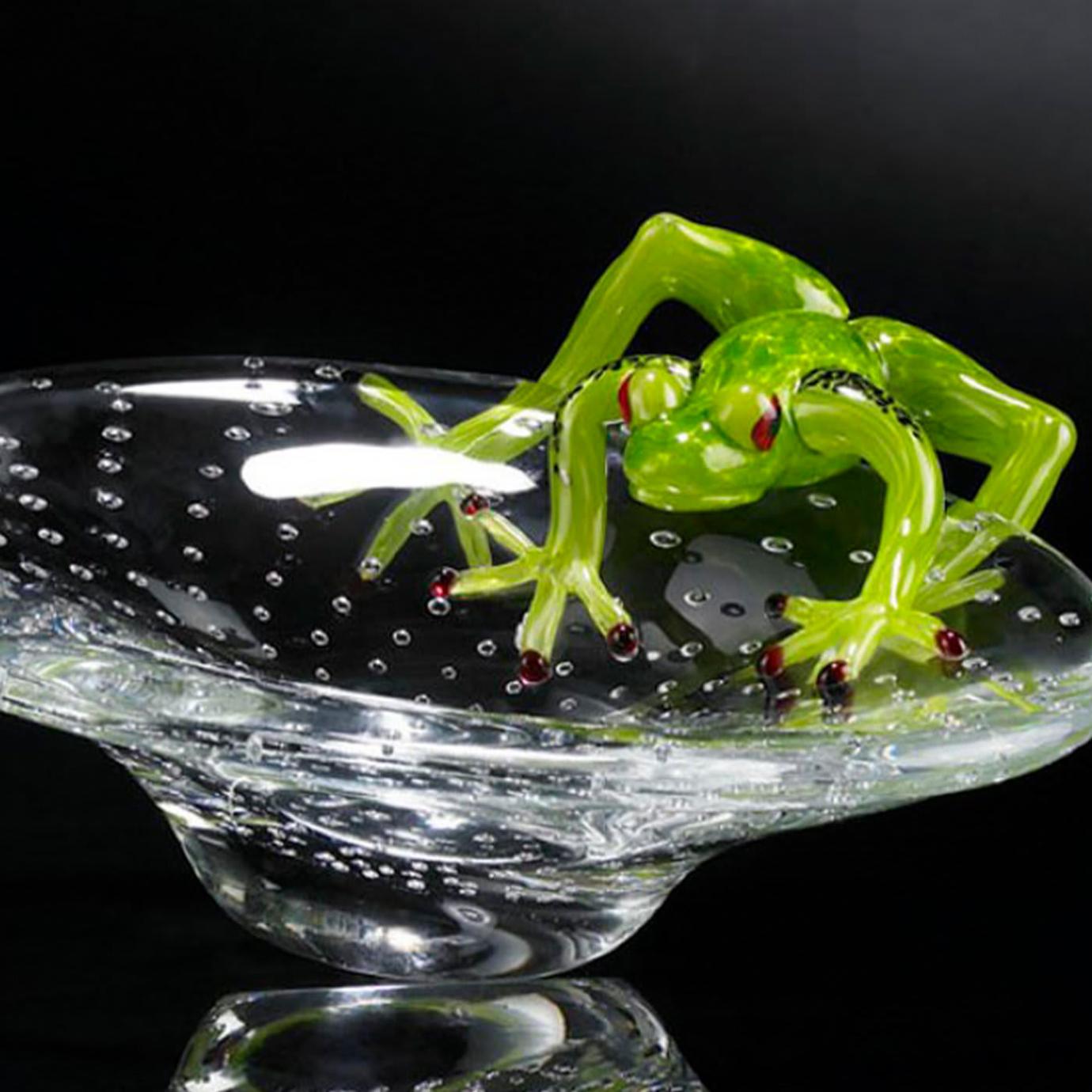 Coupe en verre avec grenouille