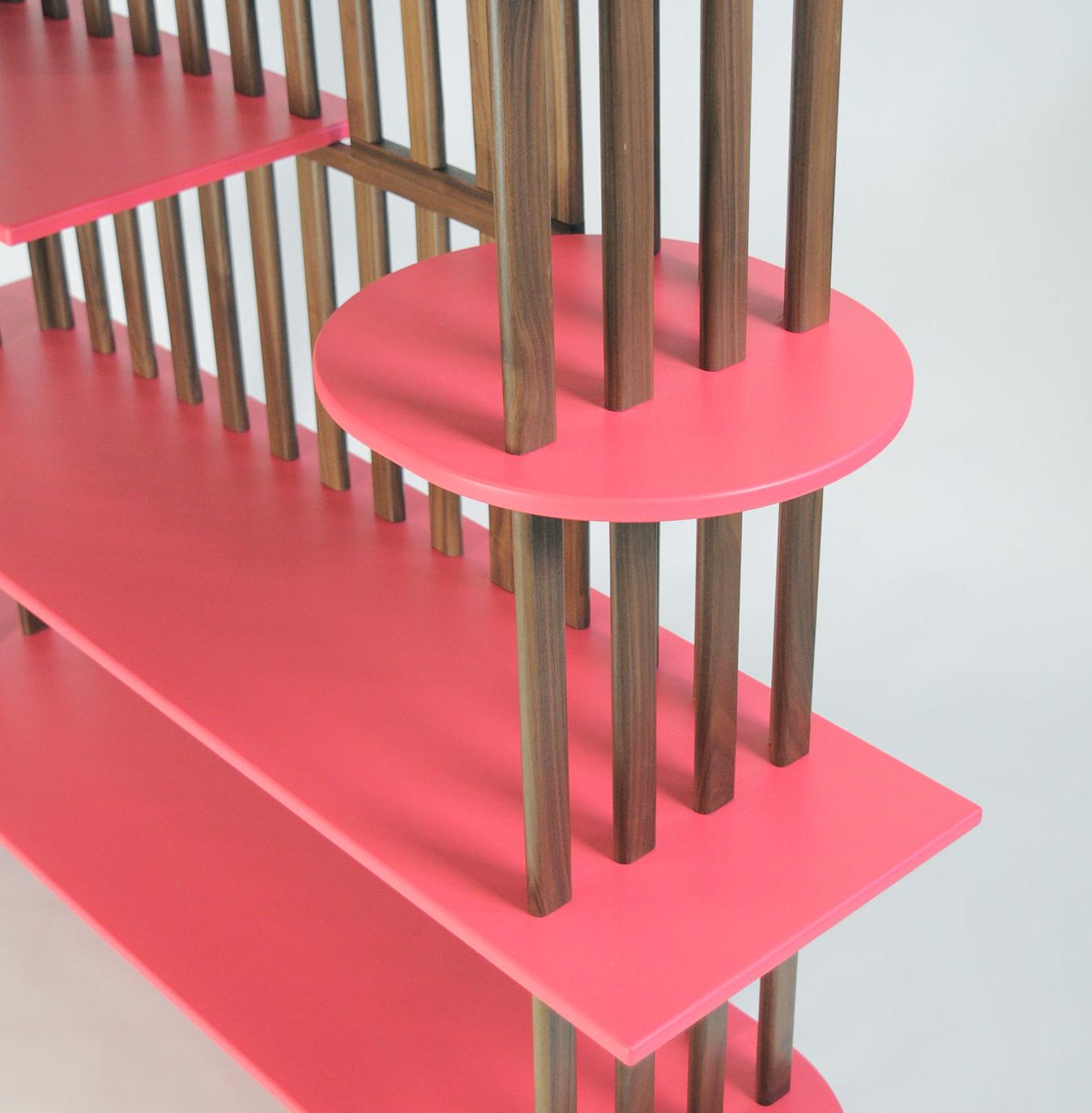 Étagère Rose à Quatre Niveaux