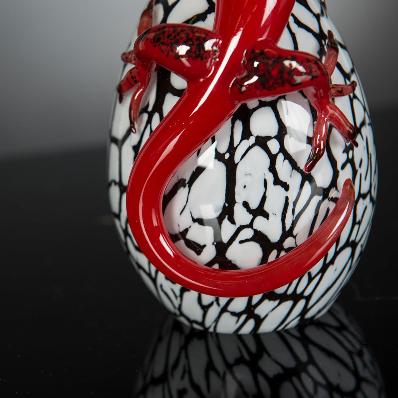 Figurine œuf en verre avec gecko