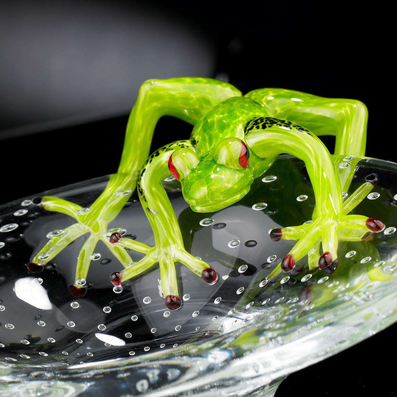 Coupe en verre avec grenouille