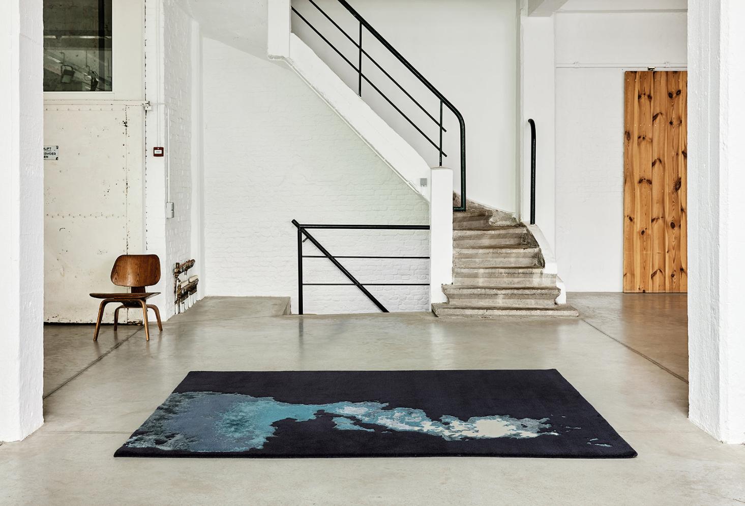 Tapis Behind