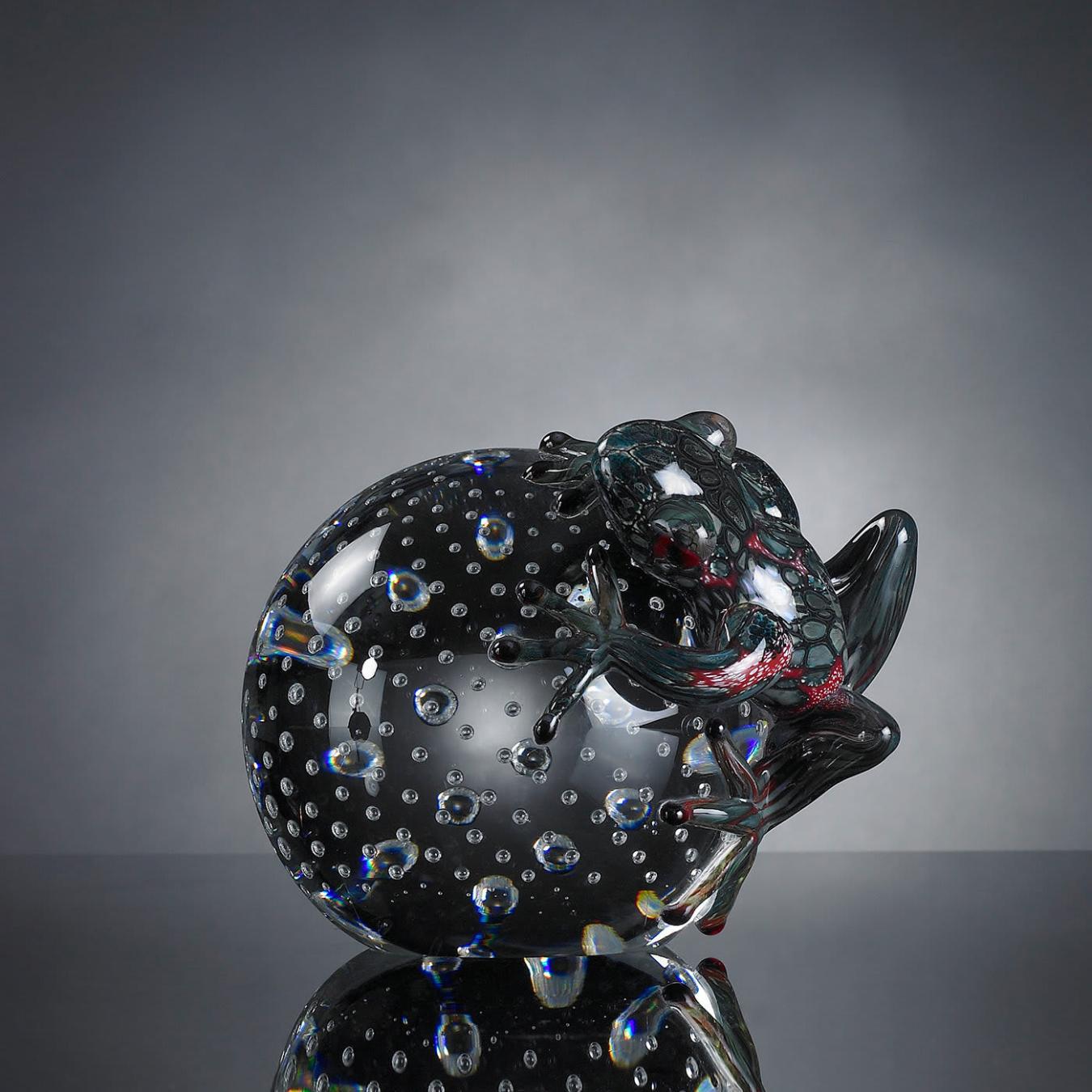 Figurine grenouille sur sphère