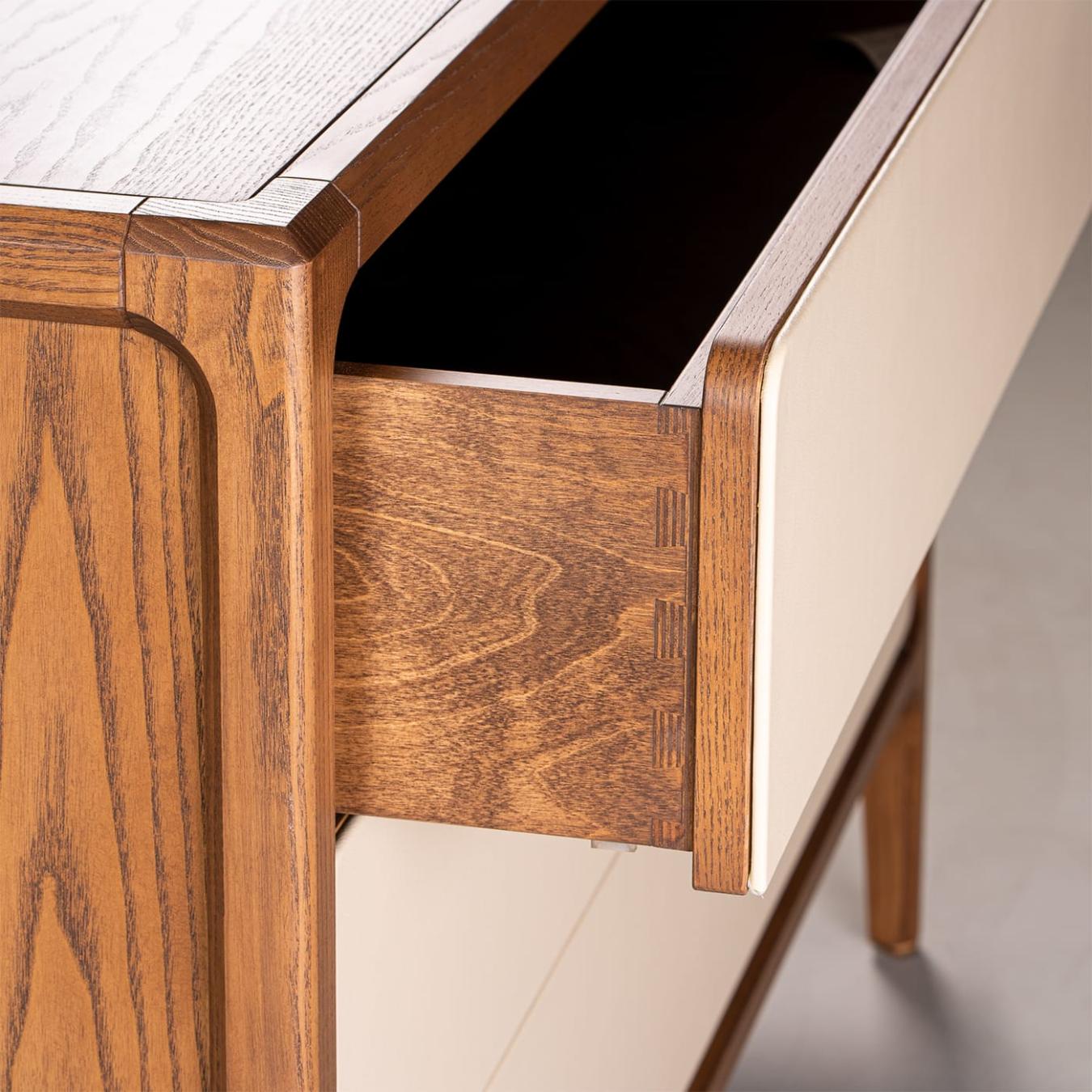 Commode en cuir