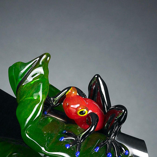 Figurine grenouille rouge sur feuille