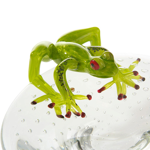 Coupe en verre avec grenouille