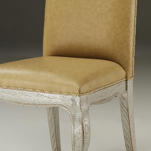 Chaise tapissée en cuir beige