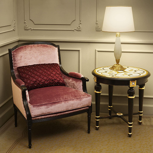 Fauteuil classique en velours bordeaux