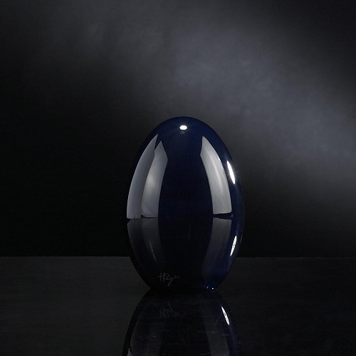 Petit œuf en verre noir