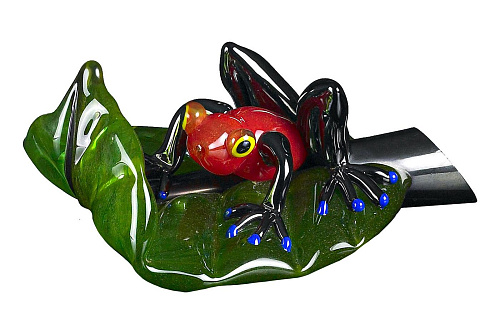 Figurine grenouille rouge sur feuille