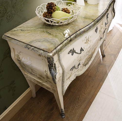 Commode de style baroque avec finition bois peint