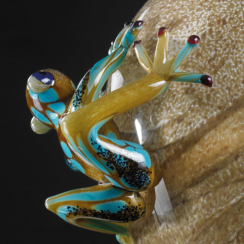 Figurine œuf en verre avec grenouilles