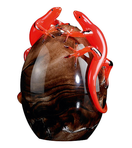 Œuf en verre foncé avec geckos rouges