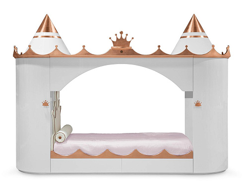 Lit Kings & Queens Castle