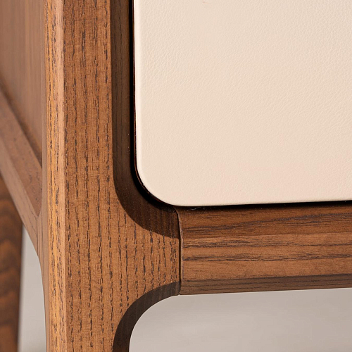 Commode en cuir
