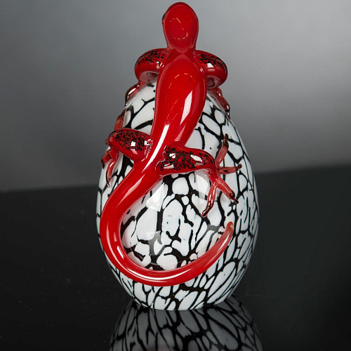 Figurine œuf en verre avec gecko