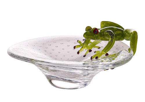 Coupe en verre avec grenouille